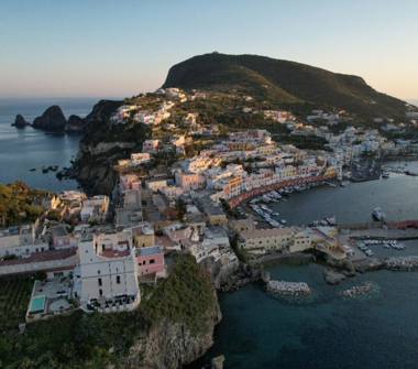 Affitto Appartamento Vacanze a Ponza (Latina), via Parata angolo via Roma