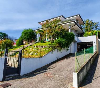 Villa in vendita a Montano Lucino, Frazione Lucino Alto