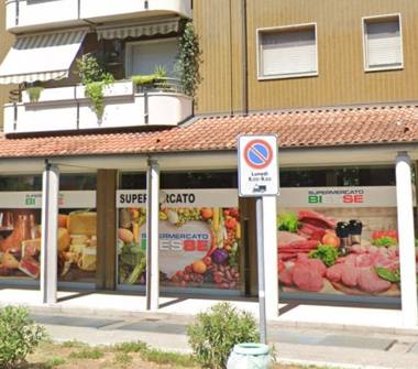 Negozio di alimentari in vendita a Pero (Milano), Piazza Roma 6