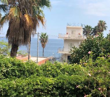 Appartamento in vendita a Aci Castello, Frazione Acitrezza, Via Livorno sn