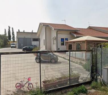 Magazzino in vendita a Foggia, Frazione Centro città, Via di salsola 66Foggia 71122 fg 66