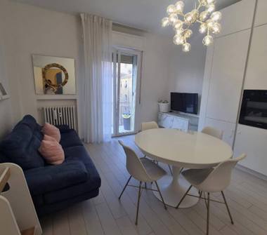 Trilocale in vendita a Parma, Zona Montanara