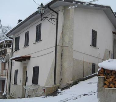 Casa indipendente in vendita a Secinaro (L'Aquila)