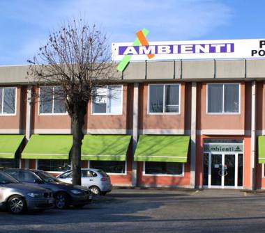 Showroom in vendita a Cameri (Novara)