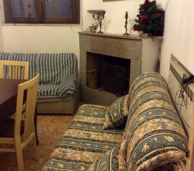 Casa indipendente in vendita a Magliano de' Marsi, Frazione Rosciolo