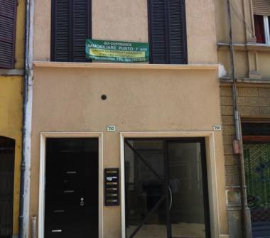 Negozio in affitto a Forlì, Frazione Centro città