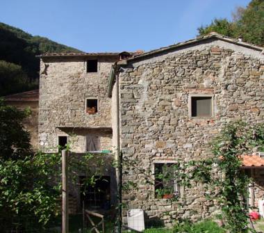 Rustico/Casale in vendita a Londa, Frazione Petroio